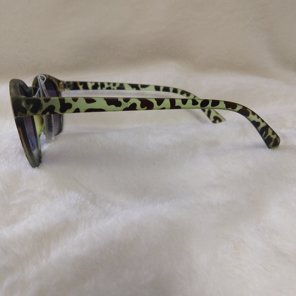 Retro UV 400 Clear Animal Print Sunglasses - Picture 6 of 8